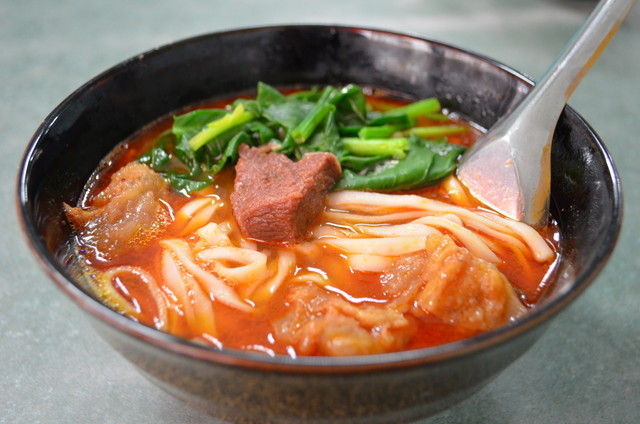 『老王紅燒牛肉麺』の牛肉麺。牛筋でビールを楽しんだ後はこれで〆る