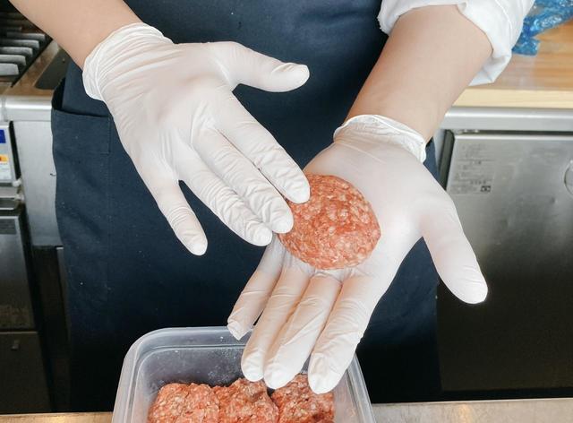 注文後、ハンバーグのタネをパタパタしてくれる