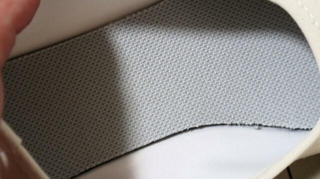【無印良品 軽量 かかとが踏めるスニーカー】インソールはシンプルな一枚生地です