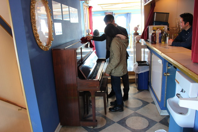 通路にはバーカウンターとピアノ