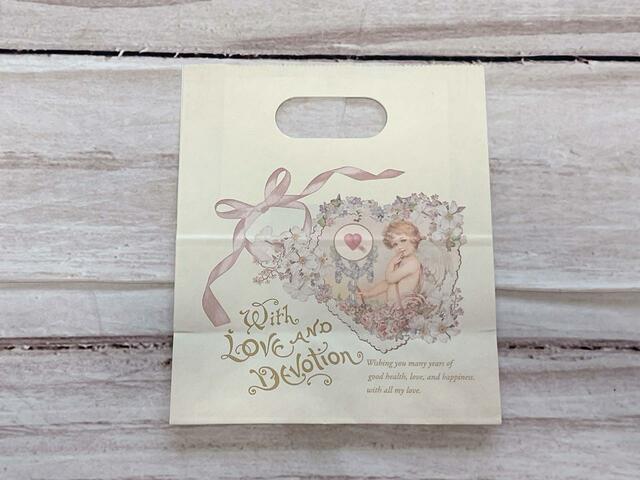 クリーム色に天使のイラスト、ピンクのリボンやお花がかわいすぎ…！