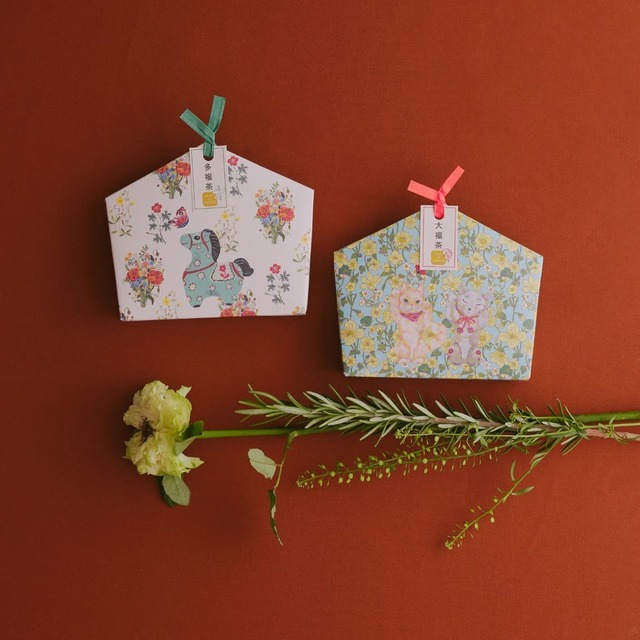 【ナタリー・レテ×Afternoon Tea LIVING】絵馬型多福茶(午)・絵馬型大福茶(猫) 各648円