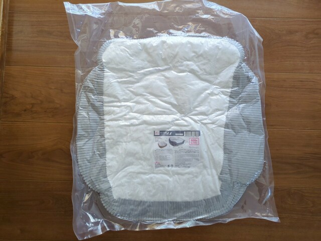 【ペットベッド（コーデュロイ）】販売時は圧縮されてぺちゃんこの状態。550円商品です