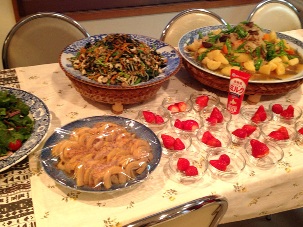 作った料理は大皿に盛って、セルフで取り分けます。どれもとても美味しそうでテンション上がりまくりの筆者でした。