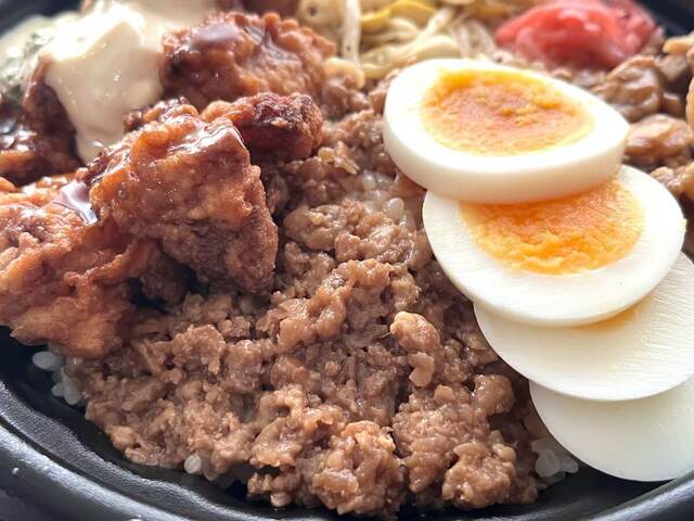 「タルタルから揚げ&にんにく豚焼肉丼」638円