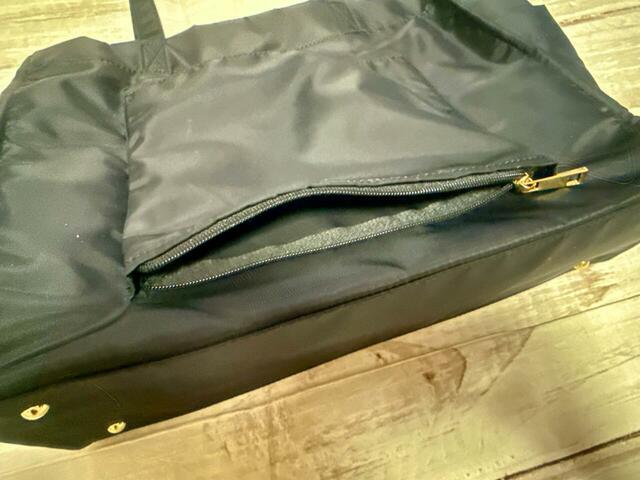 下部のファスナーを開けると…