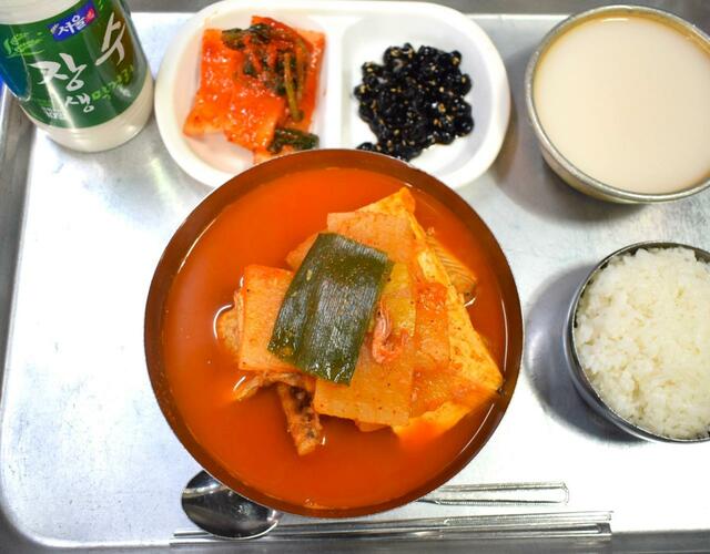 【気になる韓国、ソウルの今vol.30】「クァンジュ・シクタン」で出している酒はソジュ(韓国焼酎)とマッコリ。それぞれ1本4,000ウォン