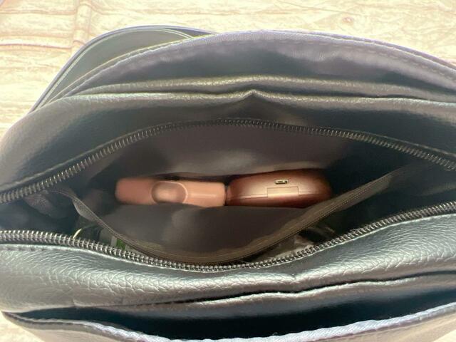 内側の大きめサイズのファスナーポケットにはイヤホンとモバイルバッテリーを入れました