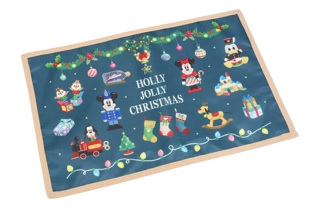 スーベニアランチョンマット 対象のメニューにプラス800円｜東京ディズニーリゾート「ディズニー・クリスマス」スペシャルメニュー｜販売店舗：東京ディズニーランド「グランマ・サラのキッチン」、東京ディズニーシー「カフェ・ポルトフィーノ」｜発売日：2024年11月8日（金）〜12月25日（水）