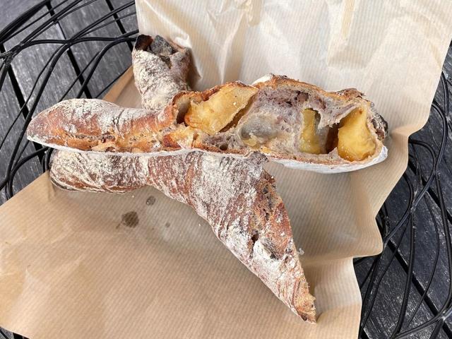 【パン デ フィロゾフ】ポミエにはリンゴがごろごろ入っていた