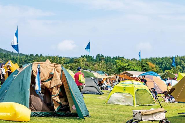 テント設営可能な芝生敷きの ミュージックエリア。キャンプ ファイヤーも行われるREWILD MUSIC FES CAMP【千葉・勝浦】