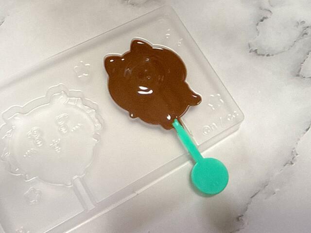 スティックが隠れるようにさらにチョコを流し入れます
