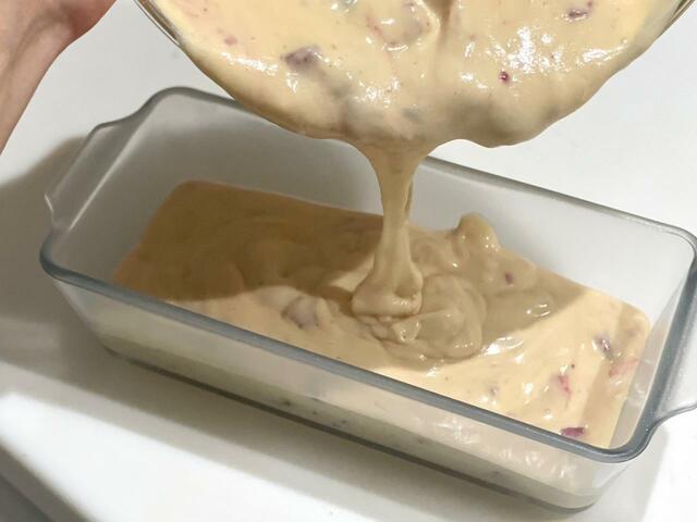 【セラベイク　パウンドケーキ型】何も敷いておらず、油も塗っていないセラベイクの型に生地を流し込み、焼いていきます