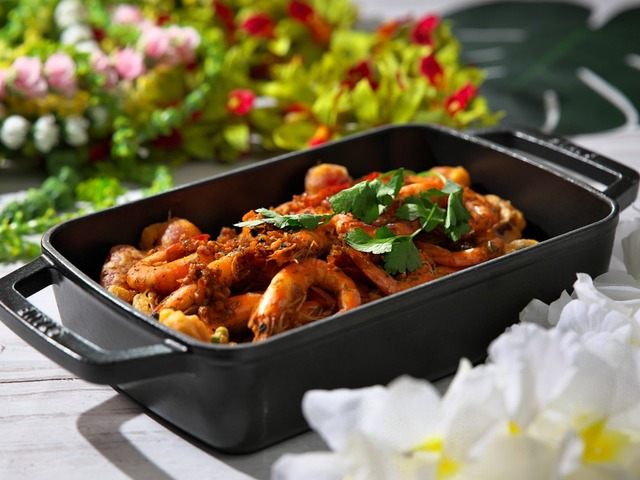 「ガーリックシュリンプと旬菜のフリット」＜期間：2025年7月1日〜8月31日＞【ハワイがテーマの「トロピカルビュッフェ」＆「トロピカルアフタヌーンティー」開催！「ANAクラウンプラザホテル成田」で南国気分が味わえる♪】