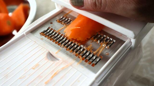 【ニトリ 1台10役スライサーセット・長方形】食材が小さくなったら指ガードを被せれば安全にカットできます