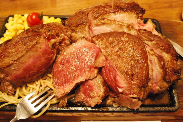 ヒーローズ・秋葉原店／3ポンドステーキ　すごい量！