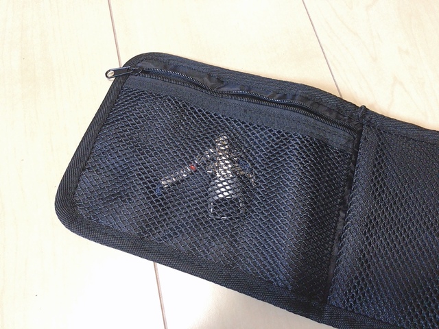 【ワークマン マルチケース】中が見えるメッシュポケットには小物を