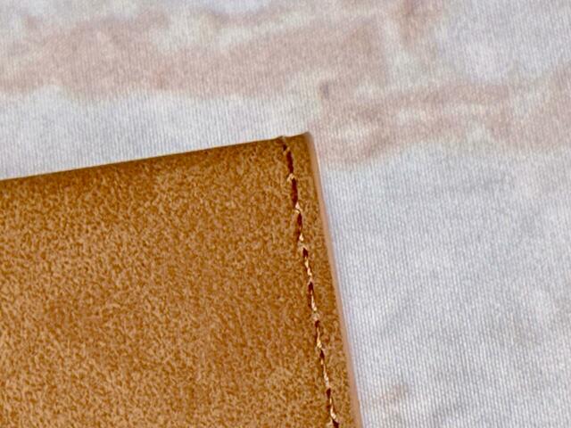 【アベイル×ちいかわ】「カードケース（ハチワレ）」ブラウンのスウェード調の合成皮革素材で、高見え感たっぷり！