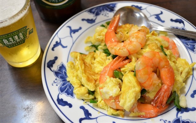 東台北にある人気食堂『田園台菜海鮮』のエビのタマゴ炒め。素材の味がそのまま楽しめる