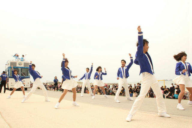 パレードの先頭を飾るダンサー - We are One 豊見城パレード