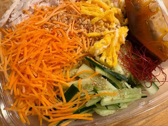 【コストコ チャイニーズコールドヌードル】シャキッときゅうり、甘めの錦糸卵、彩り人参が食欲を刺激♪見た目も味もバランス満点◎