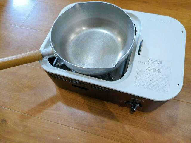 【アイリスオーヤマ 減煙焼肉マルチカセットコンロ】直径約18cmの片手鍋がちょうど使えるくらいの大きさです