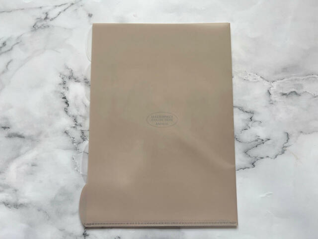 背面にもくすみブルーのロゴ入りです