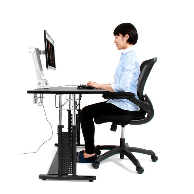 「パソコンデスク BHD-1000M」の使用事例。