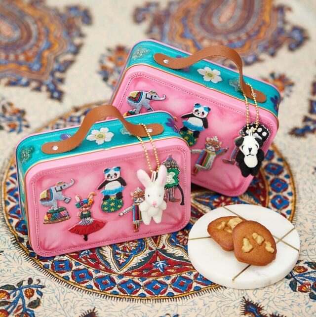 【ぬいぐるみ付きトランク缶】（グルテンフリー＆植物素材で作った、しっとり濃厚キャラメル味のヘルシーケーキ６個入り）価格：3,300円（税込）※おまけのぬいぐるみチャームはtamaoworldの作品ではありません。