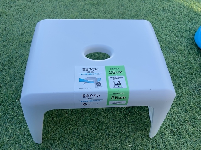 【ニトリ お風呂グッズ 3点セット　ラフィーネ/セッコシリーズ (風呂いす高さ25cm ホワイト)】椅子は高さ25cmで座りやすい