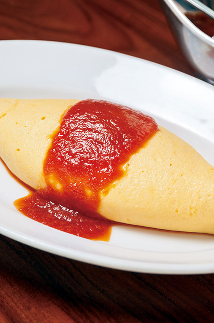 キッチンさくらい ビーフオムライス 1300円 さっぱり味のトマトソースと、スパイスが効いたデミグラスソースの2種からチョイス。