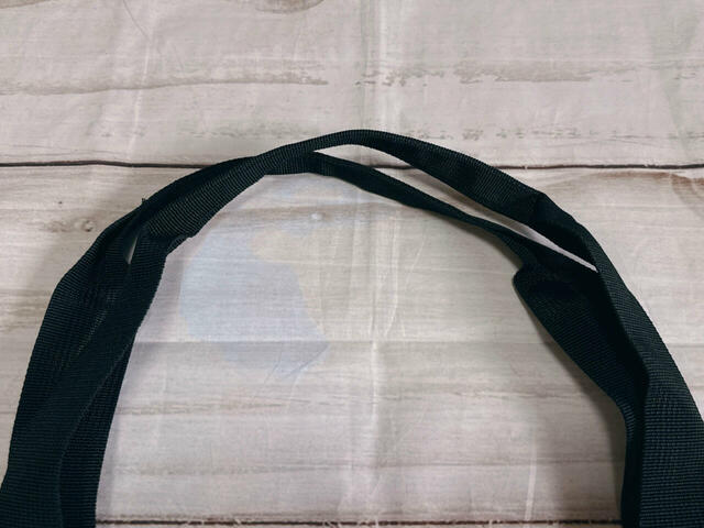 持ち手の中央は二つ折りで縫われており、手で持ったときにも握りやすいよう工夫されています♪