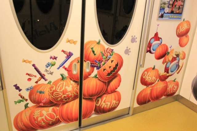 ハロウィーンデザインのスティッチ・エンカウンター・ライナー内装