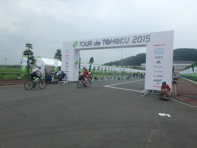 ツール・ド・東北2015/出場者たちが続々とゴールゲートへとやってくる