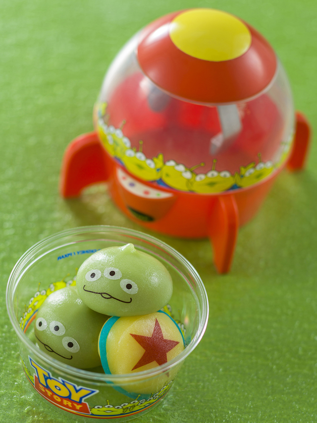 リトルグリーンまん、スーベニアケース付き 880円｜マンマ・ビスコッティーズ・ベーカリー｜東京ディズニーシー「ピクサー・プレイタイム」スペシャルメニュー