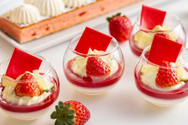 「『ストロベリーモノクロ・ガールズパーティー』スイーツビュッフェ」<期間:2025年12月27日~2026年5月上旬頃まで>【モノクロームのおしゃれ空間でいちごスイーツを満喫♪「ヒルトン東京」で“アジョリーコラボスイーツ”も楽しめる苺ビュッフェ開催!】