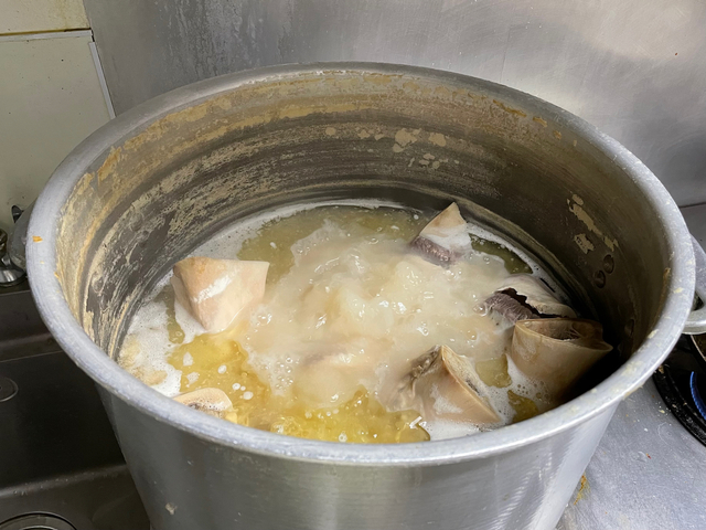 【釜めし 大統領】牛骨でとったスープをスンドゥブなどの料理に使うそうだ