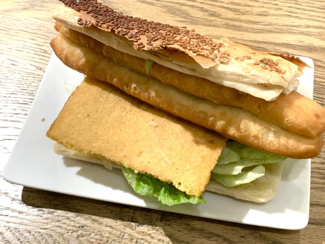 パンin揚げパンという不思議な食べ物だけどハマる！