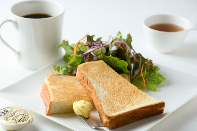 「プレーントースト」＜価格：693円（税込）＞【人気ブランドのパンを使用したモーニングやオリジナルのスイーツコースも♪「NOSTA CAFE」に新作が続々登場！】