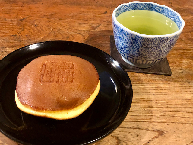 【シャトレーゼ　どらやき・カステラ（五三焼製法）詰め合わせ10個入り】焼き印が入ったどら焼きって何故か美味しそうに見えますよね