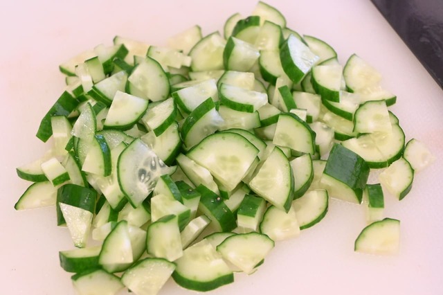 【雑穀サラダ】きゅうりを粗みじん切り