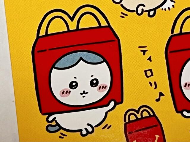 【マクドナルド　ハッピーセット「ちいかわ」】ボックスを手で押さえながら踊っているハチワレ。たまりません…！