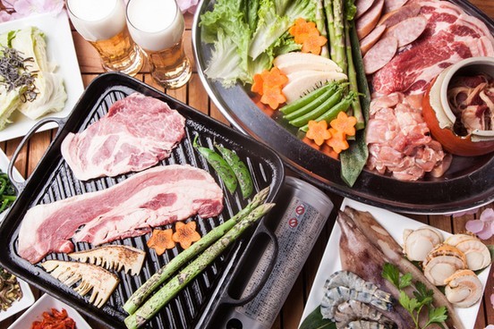 ボリュームたっぷりの肉と、新鮮な魚介類、そして野菜も盛りだくさん