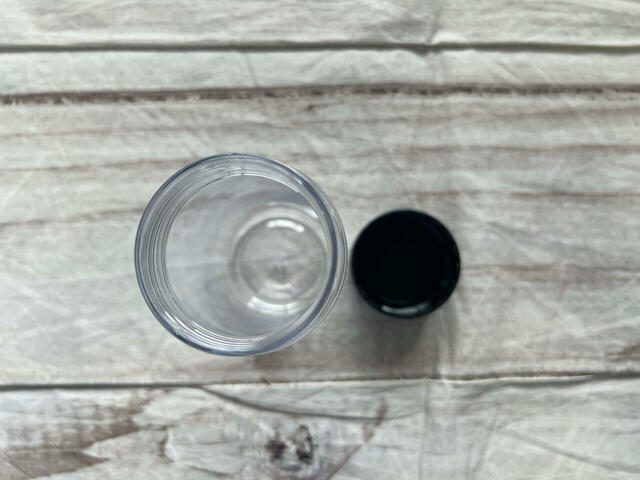 蓋は回して開けるタイプ