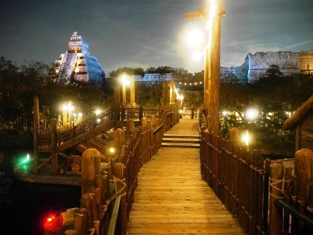 魔宮へと向かう橋、 プエンテ・アル・テンプロ。©Disney