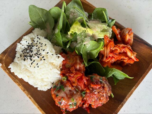 【コストコ ポークミートボール】サラダとご飯とキムチも合わせて盛りつけるだけでちゃんと料理した感が出る！忙しい日こそ頼りたい一品！