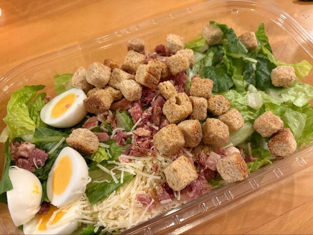【コストコ ベーコンシーザーサラダ】クルトンをサラダに散らすと、見た目も食感もさらに楽しめます◎
