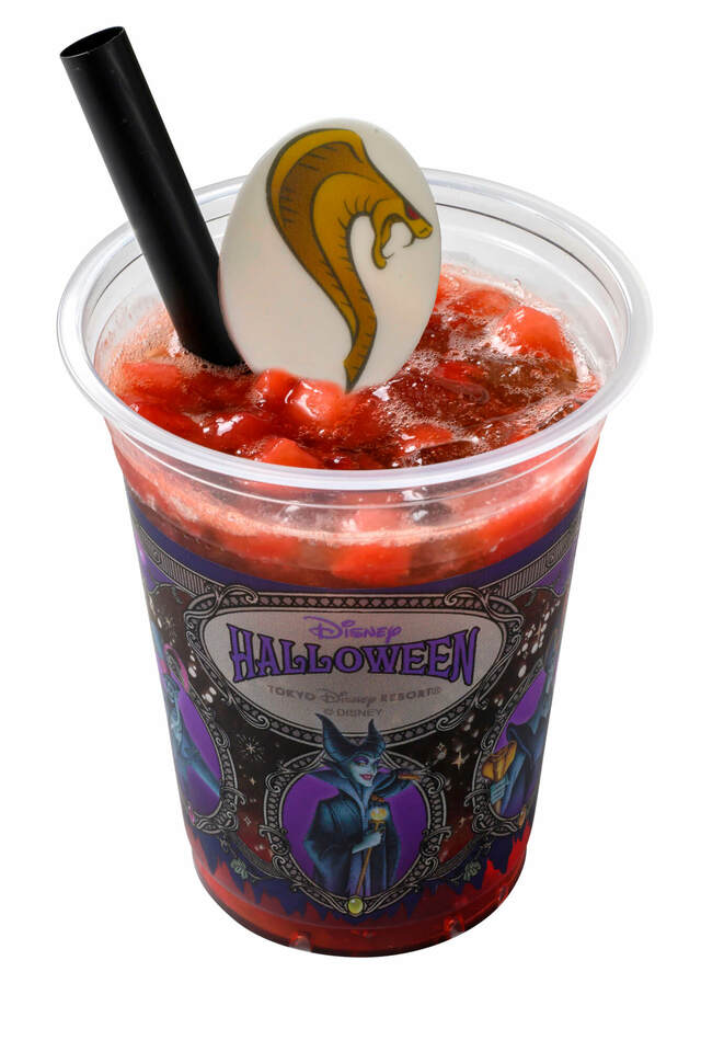 スパークリングゼリードリンク(コカ・コーラ&ストロベリー) 700円｜東京ディズニーリゾート「ディズニー・ハロウィーン」スペシャルメニュー｜販売店舗：東京ディズニーシー「ザンビーニ・ブラザーズ・リストランテ」「ドックサイドダイナー」「 カスバ・フードコート」｜発売期間：2024年9月1日（日）〜11月7日（木）