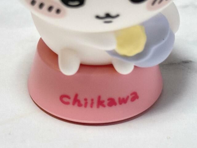 台座はちいかわカラーのピンク。「chiikawa」のロゴプリント入りなのも◎