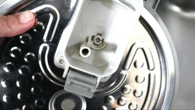 【ニトリ シリコーンスポンジ】炊飯器の蓋の裏には複雑な形のパーツが